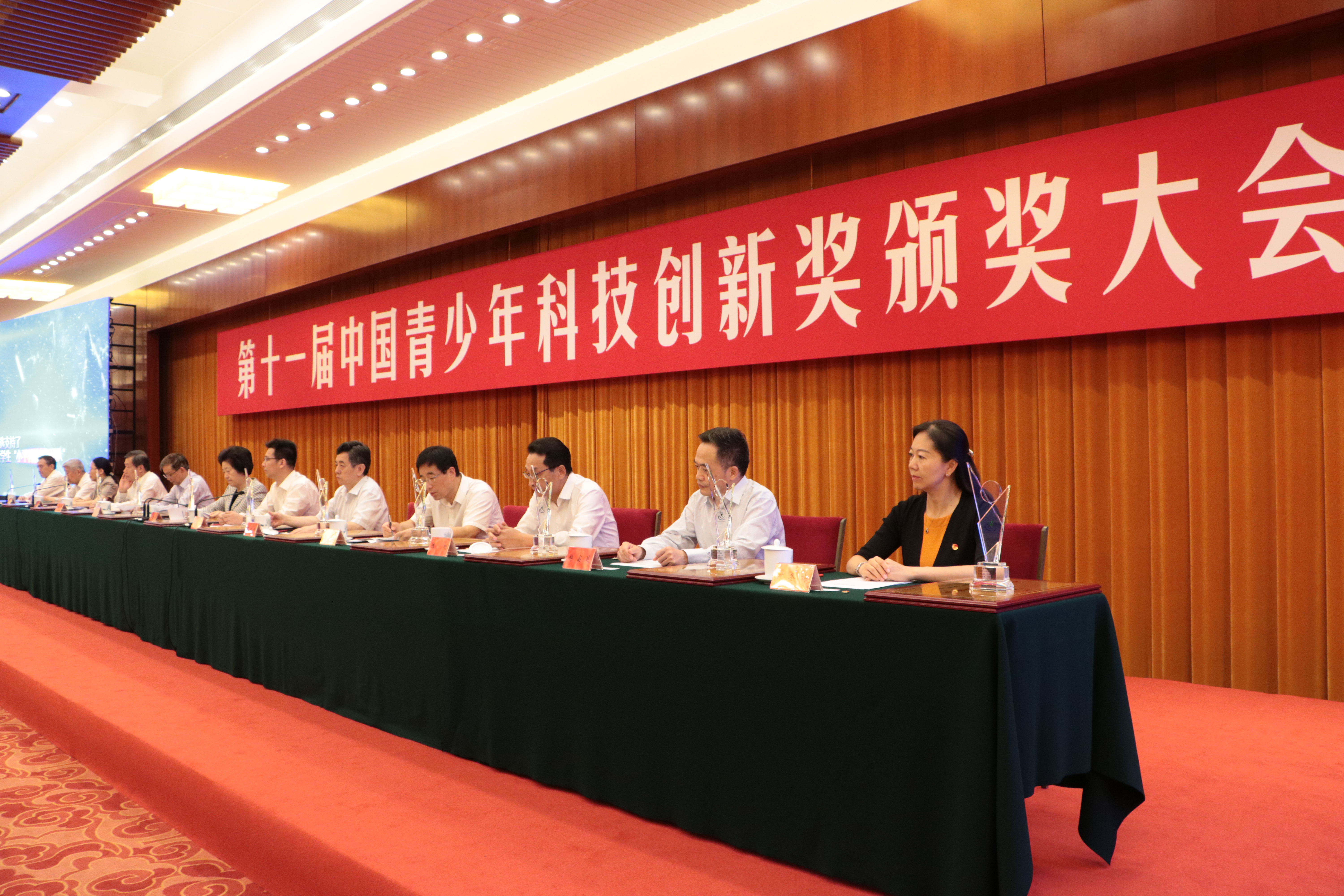 bw必威西汉姆联官网附中学子走进人民大会堂 马玉龙获全国学生科技创新最高奖