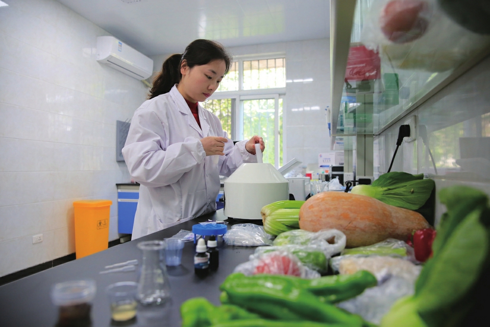 我校建立全市首个校园食品快检室