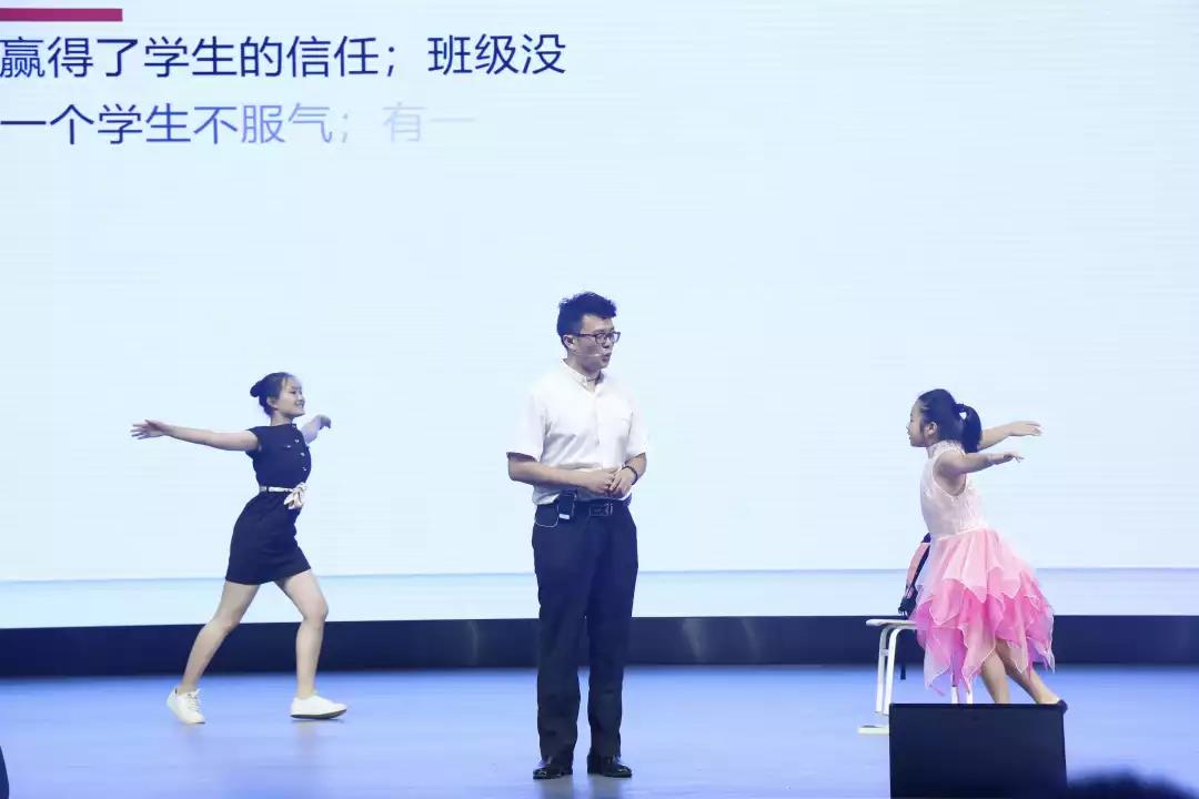 “庆祝新中国七十华诞，弘扬新时代尊师风尚” ——bw必威西汉姆联官网附属中学庆祝第35个教师节暨表彰大会隆重举行