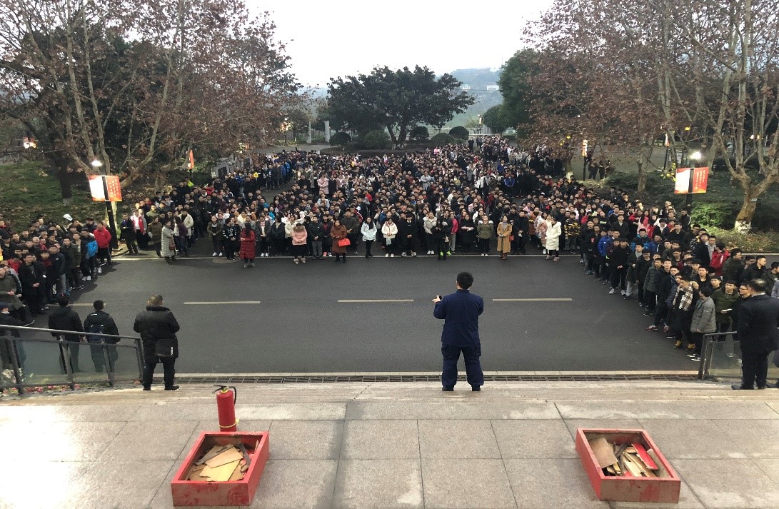 bw必威西汉姆联官网附属中学2019年消防疏散演练